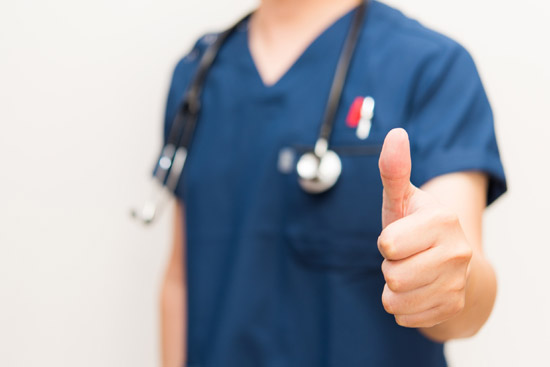 グッドポーズをする医者